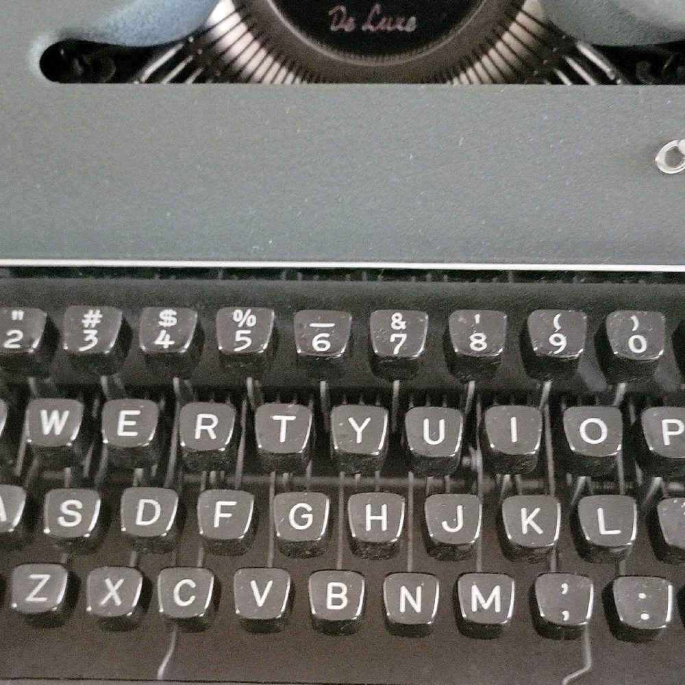 Olympia De Luxe Typewriter in Green - Picture 4 of 5